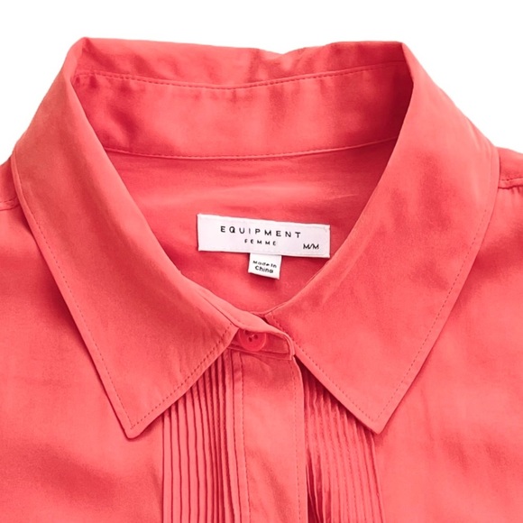 Equipment Femme Blouse, Silk Blend, Short Sleeves, Pleated Details, Size Medium - Picture 7 of 7
